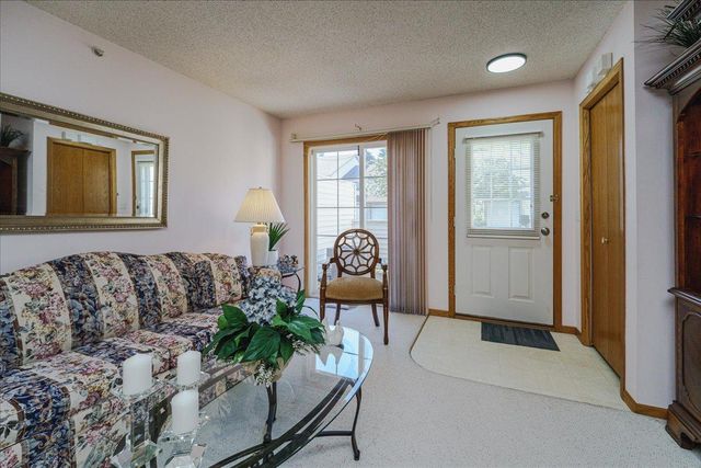 2775 W Ranchview Lane N 4, Plymouth, MN 55447