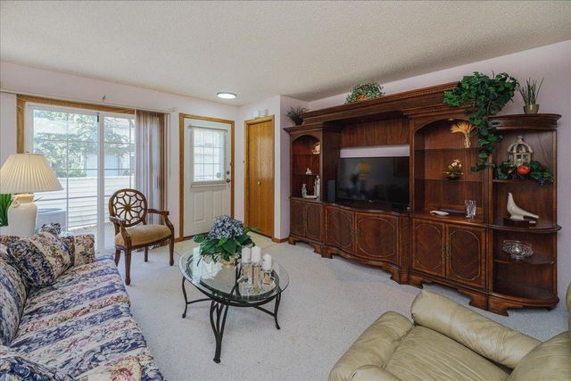 2775 W Ranchview Lane N 4, Plymouth, MN 55447