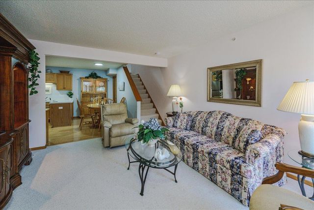 2775 W Ranchview Lane N 4, Plymouth, MN 55447