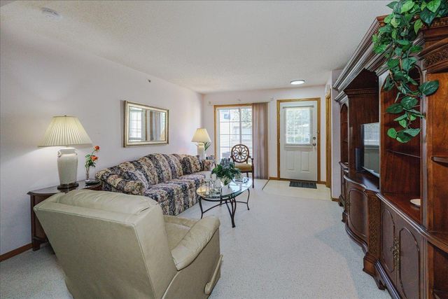 2775 W Ranchview Lane N 4, Plymouth, MN 55447