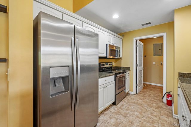 7821 Ambassador Drive, Shelby Charter Township, MI 48316