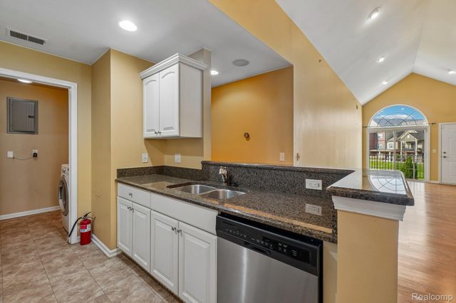 7821 Ambassador Drive, Shelby Charter Township, MI 48316