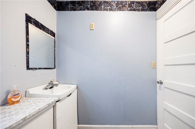 1016 E. Market, Sinton, TX 78387