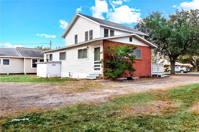 1016 E. Market, Sinton, TX 78387