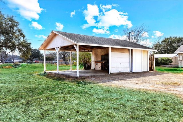 1016 E. Market, Sinton, TX 78387