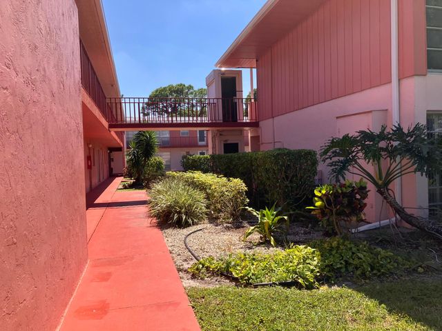 17 Golfs Edge D, West Palm Beach, FL 33417