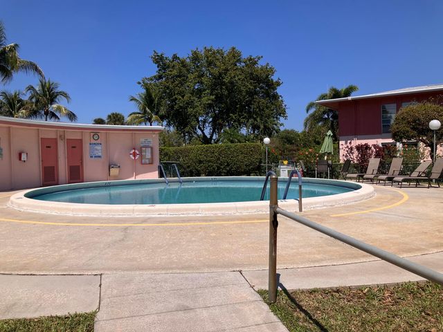 17 Golfs Edge D, West Palm Beach, FL 33417