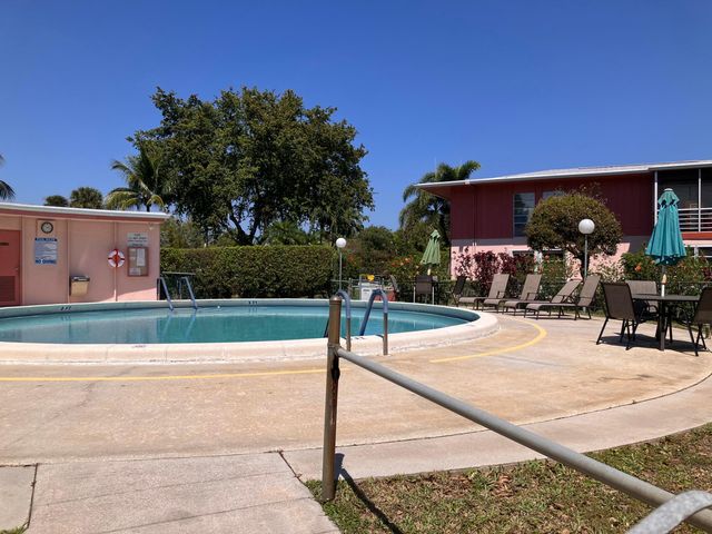 17 Golfs Edge D, West Palm Beach, FL 33417