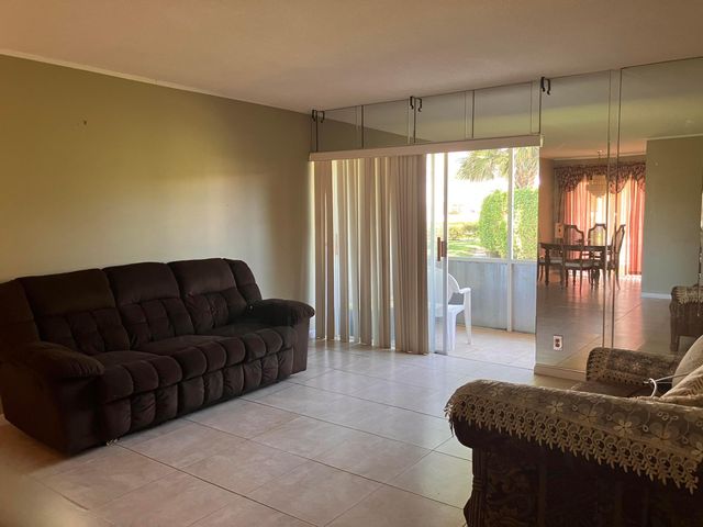 17 Golfs Edge D, West Palm Beach, FL 33417