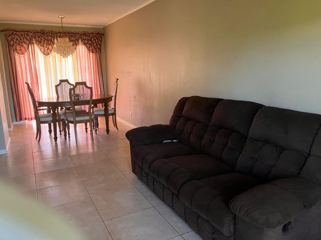 17 Golfs Edge D, West Palm Beach, FL 33417