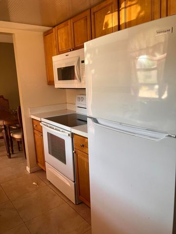 17 Golfs Edge D, West Palm Beach, FL 33417