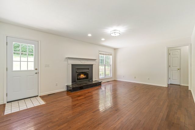 1000 Lockridge Dr, Ashland City, TN 37015
