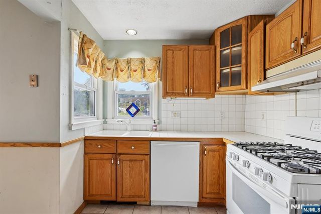 6 Summit Avenue, Waldwick, NJ 07463