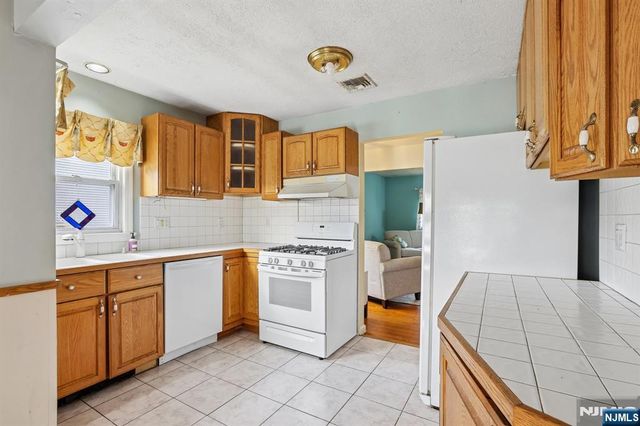 6 Summit Avenue, Waldwick, NJ 07463
