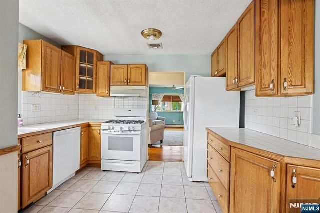 6 Summit Avenue, Waldwick, NJ 07463
