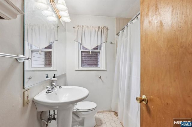 6 Summit Avenue, Waldwick, NJ 07463