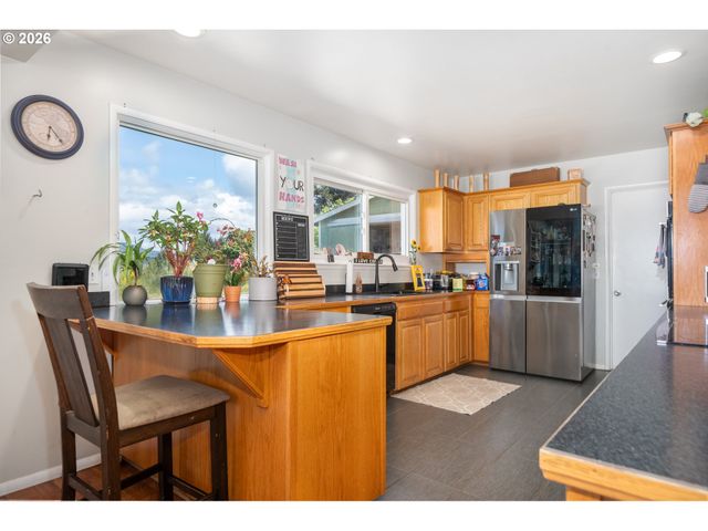 1636 Se OAR Dr, Lincoln City, OR 97367