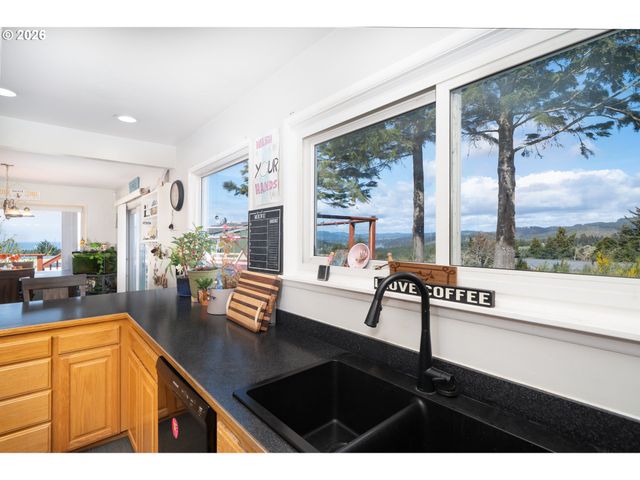 1636 Se OAR Dr, Lincoln City, OR 97367
