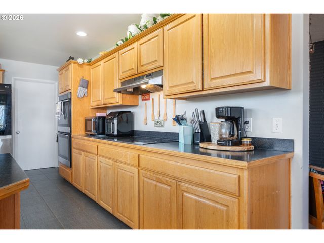 1636 Se OAR Dr, Lincoln City, OR 97367