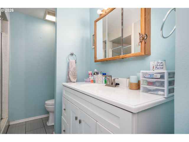 1636 Se OAR Dr, Lincoln City, OR 97367