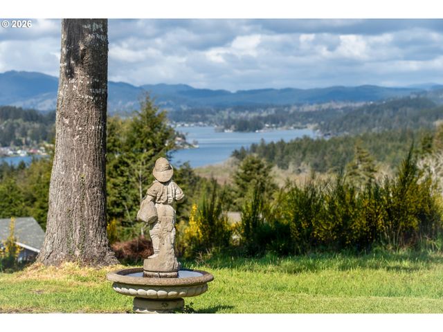 1636 Se OAR Dr, Lincoln City, OR 97367