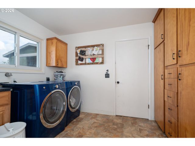 1636 Se OAR Dr, Lincoln City, OR 97367