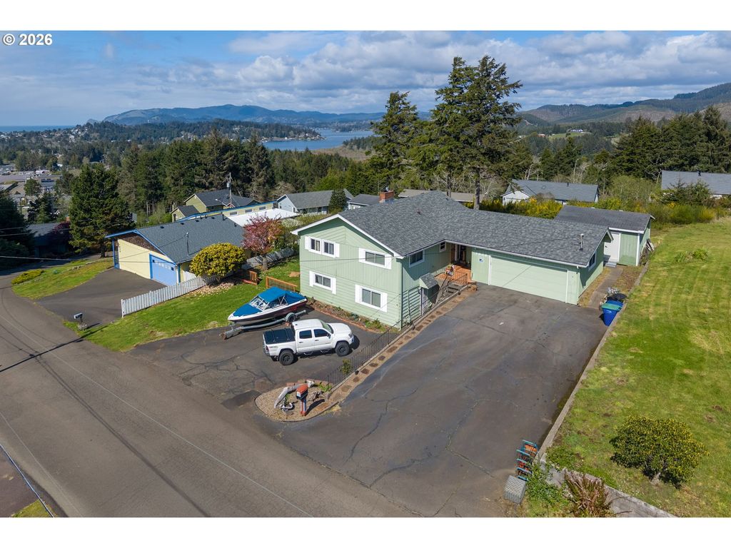 1636 Se OAR Dr, Lincoln City, OR 97367