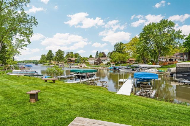 7490 Ledgewood Drive, Fenton, MI 48430