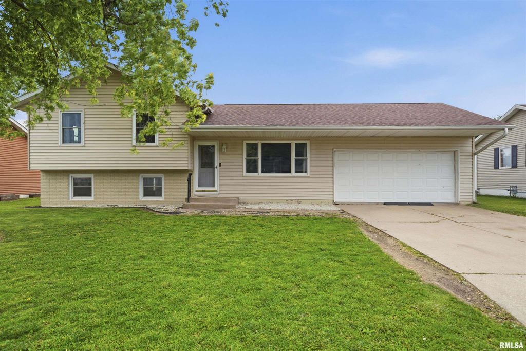 2702 S SKYWAY Road, Peoria, IL 61607