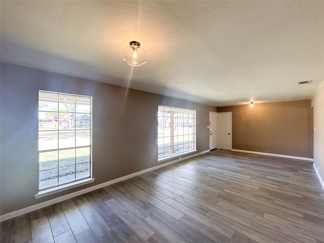 1005 Sunset Drive, Ennis, TX 75119