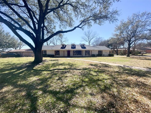 1005 Sunset Drive, Ennis, TX 75119