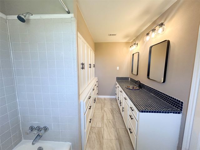 1005 Sunset Drive, Ennis, TX 75119