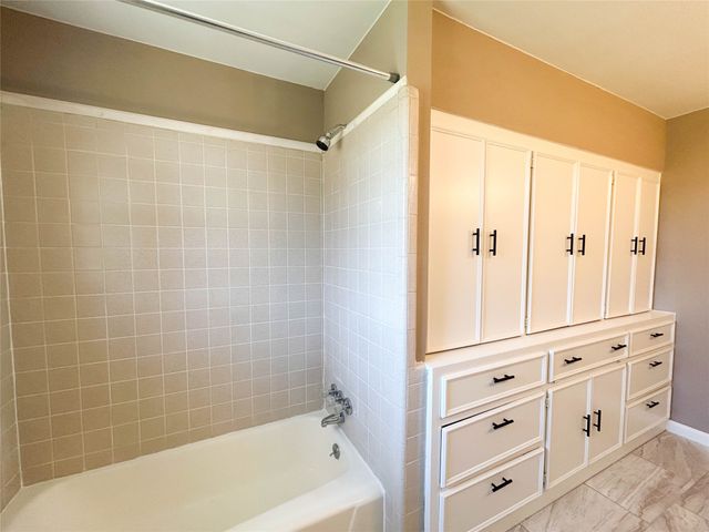 1005 Sunset Drive, Ennis, TX 75119