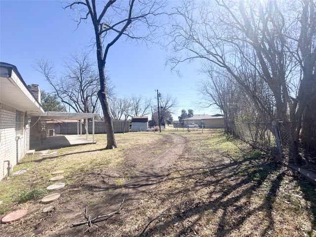 1005 Sunset Drive, Ennis, TX 75119