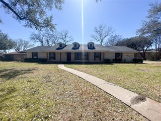 1005 Sunset Drive, Ennis, TX 75119