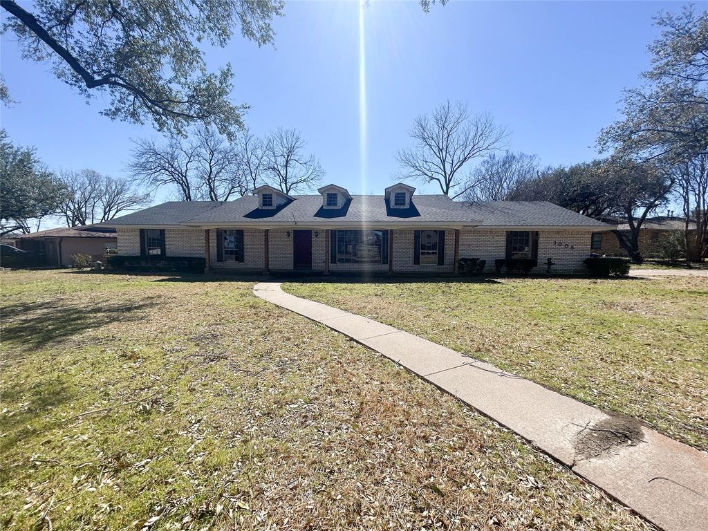 1005 Sunset Drive, Ennis, TX 75119