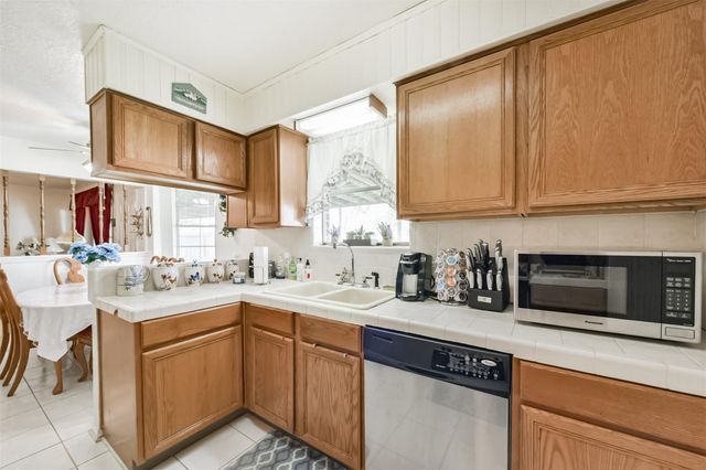2415 Heather Street, Highlands, TX 77562