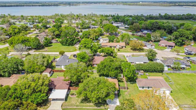 2415 Heather Street, Highlands, TX 77562