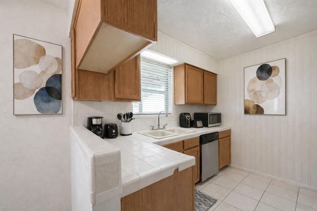 2415 Heather Street, Highlands, TX 77562