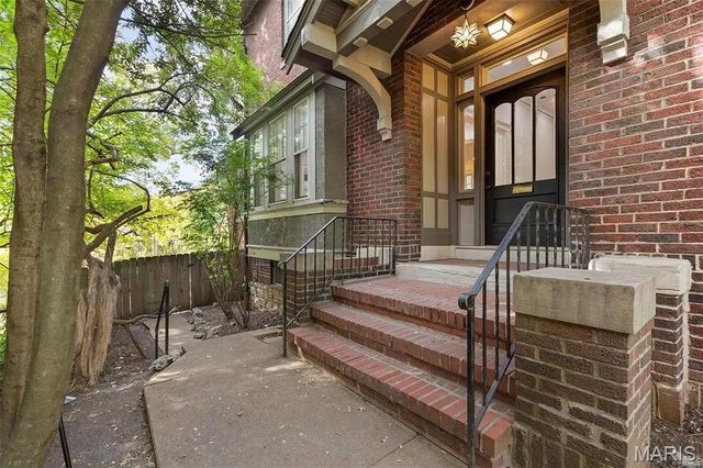 7118 Pershing Avenue, University City, MO 63130