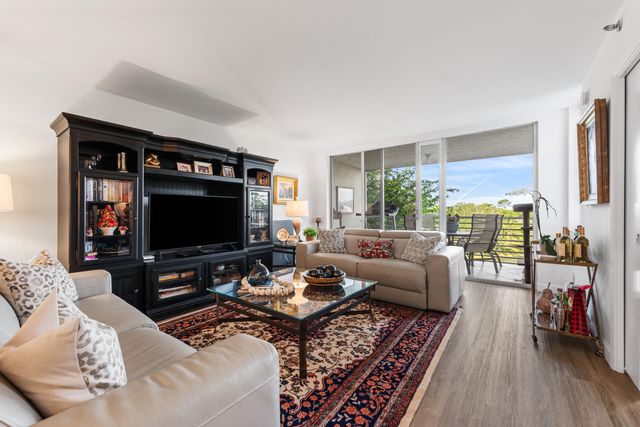 3499 Oaks Way 407, Pompano Beach, FL 33069