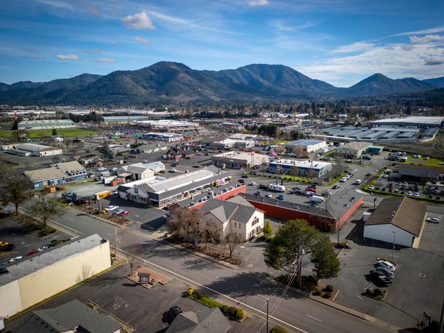 541 NE E Street, Grants Pass, OR 97526