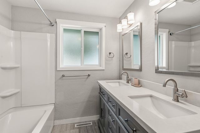 2423 Delta Waters Road, Medford, OR 97504