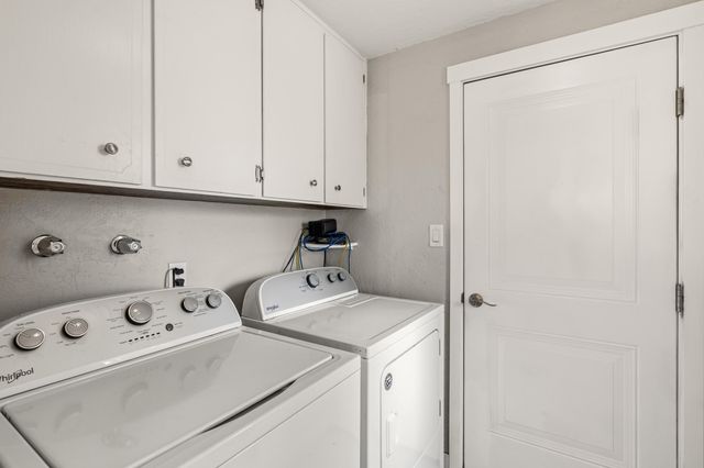 2423 Delta Waters Road, Medford, OR 97504