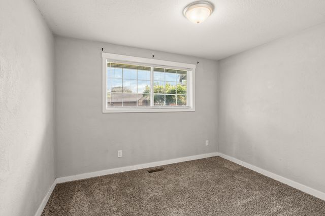 2423 Delta Waters Road, Medford, OR 97504