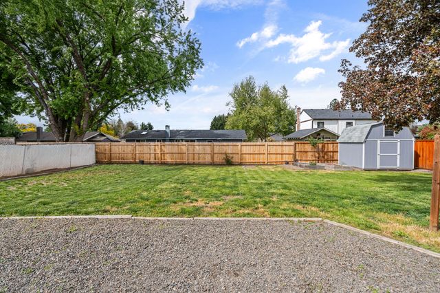2423 Delta Waters Road, Medford, OR 97504