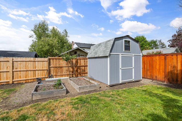 2423 Delta Waters Road, Medford, OR 97504