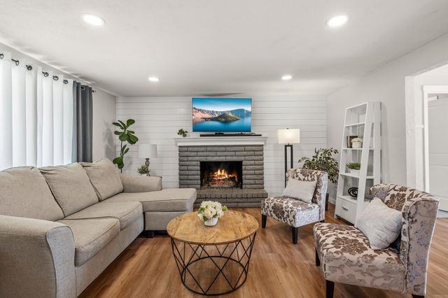 2423 Delta Waters Road, Medford, OR 97504