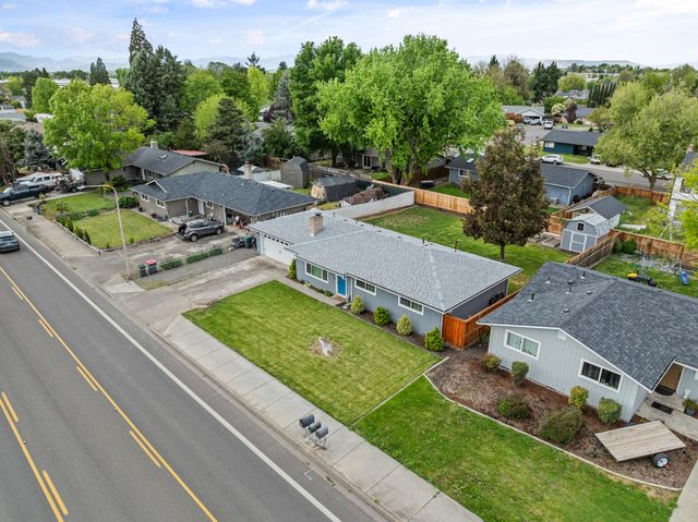 2423 Delta Waters Road, Medford, OR 97504