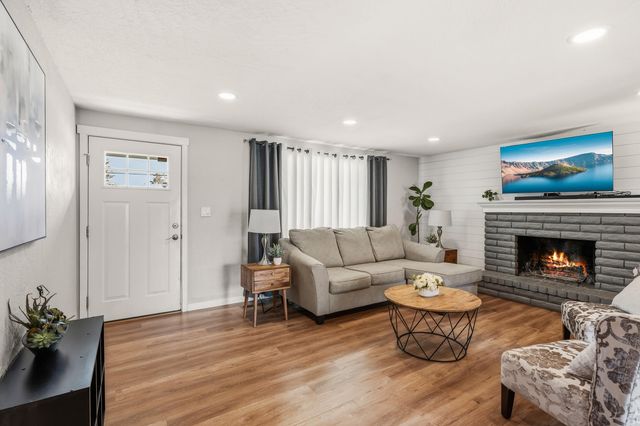 2423 Delta Waters Road, Medford, OR 97504